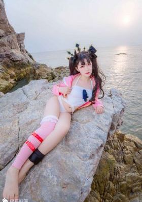 国产美女连衣裙_BD英语高清在线观看